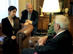 Nadia Murad Basee durante su encuentro con el presidente griego Prokopis Pavlopoulos en diciembre de 2015. AFP / Y. Pavagopoylos