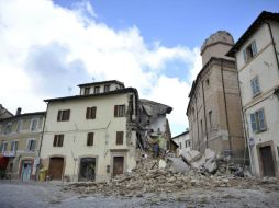 Los movimientos telúricos dejan desprendimiento en fachadas y en estructuras de distintos edificios en el centro del país. EFE / T. Crochioni