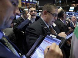 Tras una jornada de altibajos las acciones estadounidenses cerraron el jueves con pérdidas generalizadas. AP / R. Drew