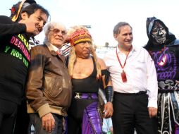 El presidente de la Fórmula 1, Bernie Ecclestone (2-i), posa con luchadores momentos antes de una exhibición. EFE / U. Basurto