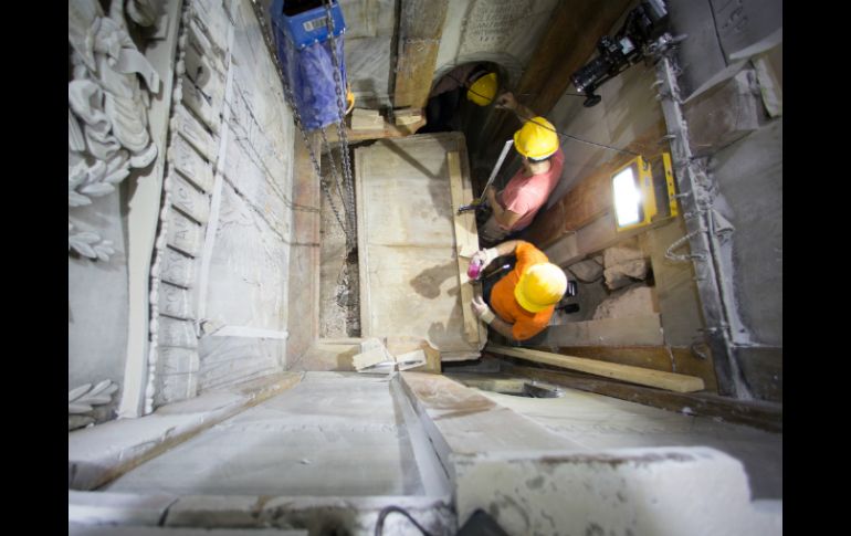 La capa de mármol retirada se cree que es la superficie de piedra original donde el cuerpo de Jesús fue depositado. AP /