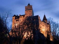 Los invitados no saben lo que les espera, como tampoco lo sabían los protagonistas de la novela de Bram Stoker. ESPECIAL / bran-castle.com