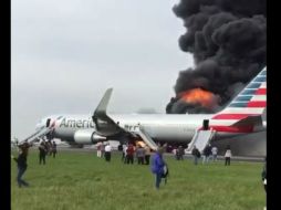 Equipos de bomberos del aeropuerto extinguieron el incendio en pocos minutos. TWITTER / @FlightAlerts777