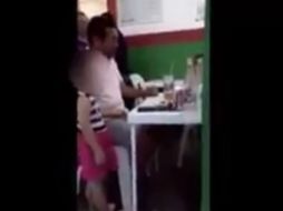 En el video se observa como el hombre mete la mano debajo de la falda de la menor. TWITTER / @ElInformanteMX