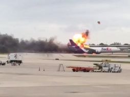 La aeronave había llegado procedente de Memphis poco antes de las seis de la tarde cuando comenzó el incendio. TWITTER / @Alex_Robles44