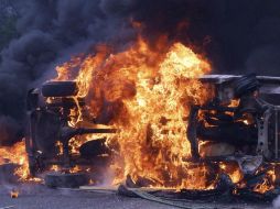 Cerca de 50 personas, algunos encapuchados, quemaron una de las patrullas y los policías abandonaron la zona SUN / ARCHIVO