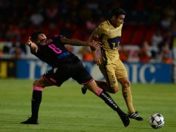 El jugador de Tiburones Rojos de Veracruz Gabriel Peñalba (i) disputa el balón con Luis Fuentes (d) de Pumas de la UNAM. EFE / P. Morales