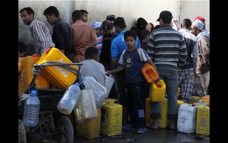 La población se está viendo forzada a beber agua no potable, lo que ocasiona enfermedades. EFE / Y. Arhab