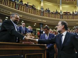 Mariano Rajoy (d) es felicitado por el portavoz de Ciudadanos en el Congreso, Juan Carlos Girauta (i). EFE / J. Hidalgo