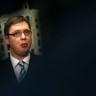 Evacuan al primer ministro serbio; descubren armas cerca de su casa