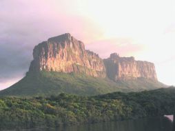 Un majestuoso tepuy visto visto desde la curiara mientras navegábamos por el Río Carrao. EL INFORMADOR / P. Fernández Somellera