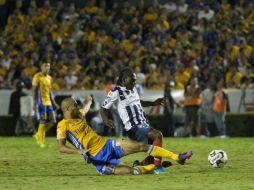 Acción del partido entre Tigres y Monterrey este sábado. MEXSPORT / E. de la Torre