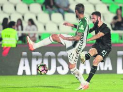 Miguel Layún intenta un centro contra el Vitoria. El Porto no estuvo fino ayer en Setúbal. AFP /