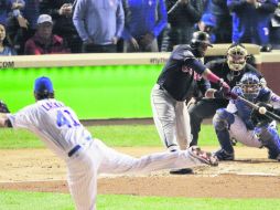 Home run. Carlos Santana, de los Indios de Cleveland, hace un cuadrangular en la segunda entrada del encuentro. AP /