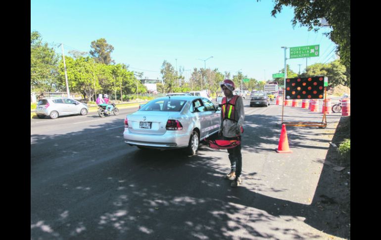 Otra vez. Agentes viales y bandereros dicen que se ha difundido información de los cierres viales. EL INFORMADOR / F. Atilano