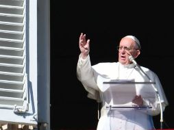 El Papa Francisco durante la bendición dominical, desde la ventana de su estudio personal en el Vaticano. AFP / V. Pinto