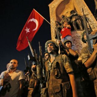 Turquía destituye a funcionarios acusados de nexos golpistas