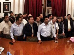 Los presidentes municipales ingresaron al Palacio el viernes por la tarde, durmieron ahí y el sábado inició su protesta. TWITTER / @PRD_Ver