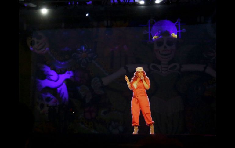 La 'Diva de la Banda' interpreta la canción 'Cuando muere una dama', que ella misma compuso. AP / C. Rodgers