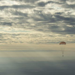 La cápsula espacial Soyuz regresa a la Tierra