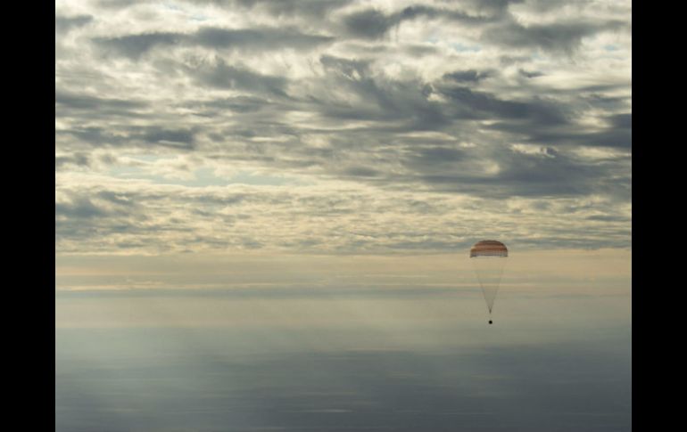La cápsula aterrizó como estaba programado y fue seguida de cerca por helicópteros mientras descendía. EFE / NASA