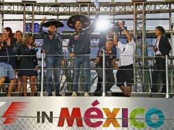 El piloto festeja su triunfo inesperado con su compañero de equipo. EL INFORMADOR / P. Gallardo