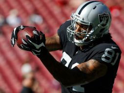 Mychal Rivera calienta durante el partido. AFP / B. Blanco