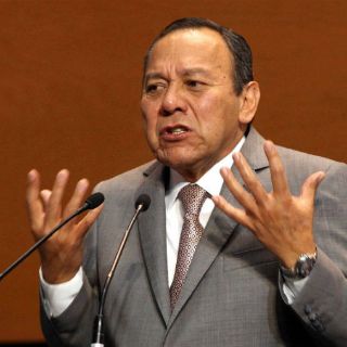 Urge Jesús Zambrano a desaparecer fuero