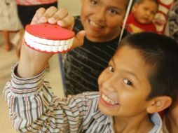 Los primeros dientes son más blancos que los de la edad adulta que con el tiempo y los hábitos van ganando un color amarillento. AP / ARCHIVO