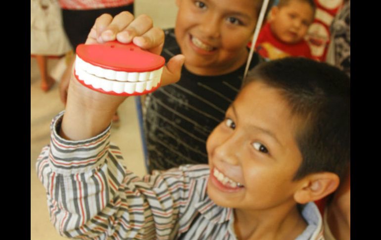Los primeros dientes son más blancos que los de la edad adulta que con el tiempo y los hábitos van ganando un color amarillento. AP / ARCHIVO