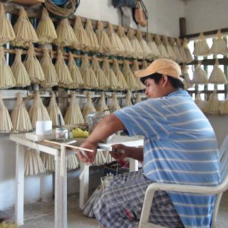 Velas de cebo, elemento importante de ofrendas en Tabasco