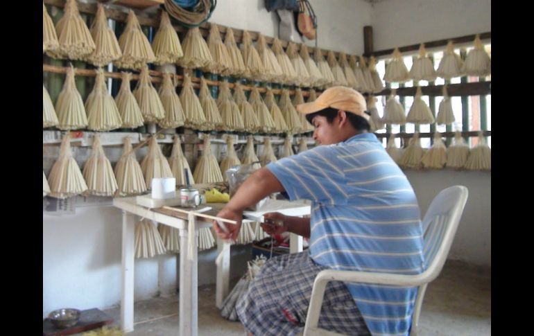 En alrededor de hora y media que tarda cada vela en ser consumida, se invierten al menos 24 horas en la elaboración de cada pieza. NTX / ARCHIVO