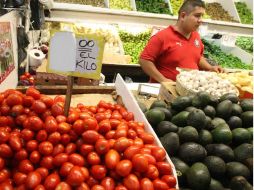 Profeco informó que en la última semana de octubre el aguacate se ofertó en 53.35 pesos y el jitomate en 22.87 pesos en autoservicios. EL INFORMADOR / ARCHIVO