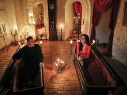 Tami Varma y su hermano Robin pasarán la noche de Halloween en ataúdes con terciopelo rojo en el castillo en Transilvania. AP / V. Ghirda