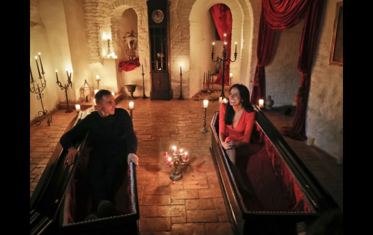 Tami Varma y su hermano Robin pasarán la noche de Halloween en ataúdes con terciopelo rojo en el castillo en Transilvania. AP / V. Ghirda