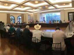 Otro acuerdo es que en caso de que exista apoyo de la Federación se deberá considerar el adeudo a municipios como 'prioritario'. TWITTER / @flavino_rios