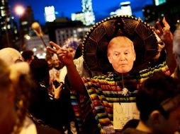 Quizá más que en años anteriores, los disfraces inspirados en la tradición mexicana del Día de Muertos resaltaron entre la multitud. AFP / ARCHIVO