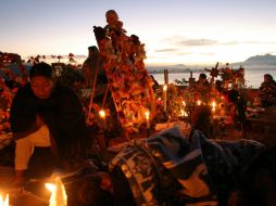 Janitzio alumbra las tumbas de maneras formidables, teniendo como fondo el lago. EL INFORMADOR / ARCHIVO