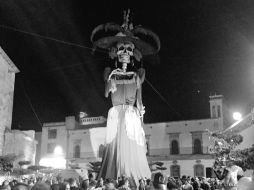 La explanada principal del municipio exhibe el monumental Altar de Muertos, la Catrina y símbolos de esta tradición mexicana. ESPECIAL / L. Zubieta