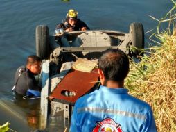 Tras rescatar el cuerpo, autoridades le aplicaron maniobras de reanimación cardiopulmonar pero sin éxito. ESPECIAL / Bomberos de Tlajomulco