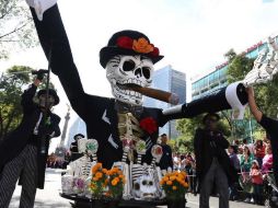 Peña Nieto observó el performance de las figuras que el fin de semana se desplazaron por Paseo de la Reforma. TWITTER / ‏@ManceraMiguelMX