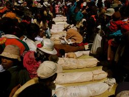 En Madagascar celebran el 'Famadihana' un rito que consiste en sacar a los muertos de sus tumbas, envolverlos y bailar con ellos. ESPECIAL / www.africanlens.com