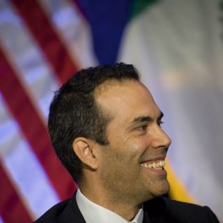 George P. Bush dice que su familia podría votar por Clinton