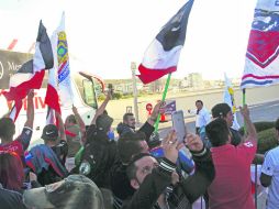 Unos 100 fanáticos del Guadalajara recibieron al equipo. EL INFORMADOR / M. Vargas