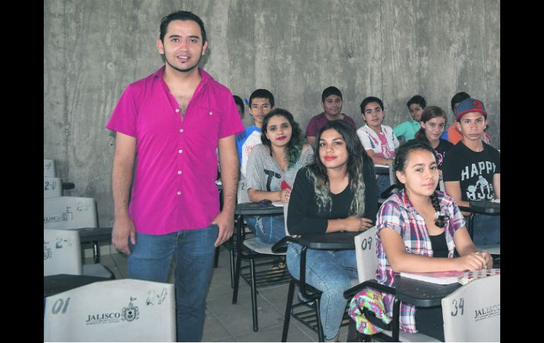 José Antonio Hernández, de la Secundaria Mixta 73 en Tlajomulco, imparte un taller de matemáticas para alumnos sobresalientes. ESPECIAL /