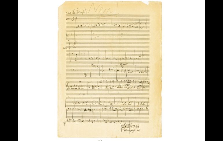 El manuscrito de 232 páginas contiene comentarios, tachones y modificaciones de Mahler en tinta azul. ESPECIAL / sothebys.com