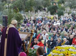 Después de recorrer el cementerio Prima Porta, el Pontífice celebra una eucaristía al aire libre. AFP / G. Borgia