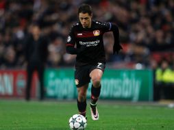 Hernández conduce el balón durante el partido de esta noche. AFP / A. Dennis