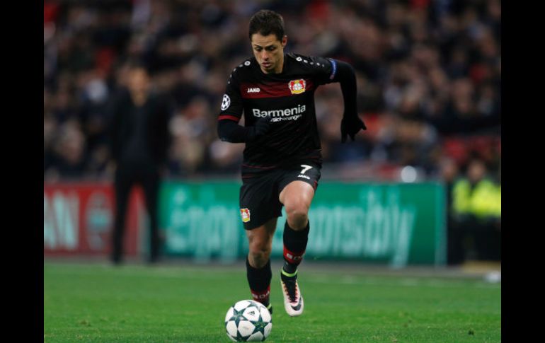 Hernández conduce el balón durante el partido de esta noche. AFP / A. Dennis
