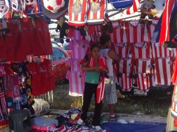 Los artículos de Chivas predominan claramente en las afueras del estadio donde se jugará la final de Copa MX. EL INFORMADOR / A. Ramírez